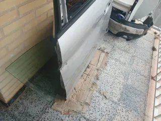 Puerta de coche plateada