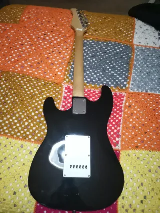 Guitarra Eléctrica Negra + Amplificador