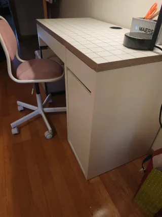 Escritorio Ikea MICKE + silla Ikea ORFJALL