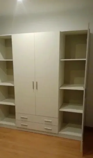 Armario modular con estanterías y cajones