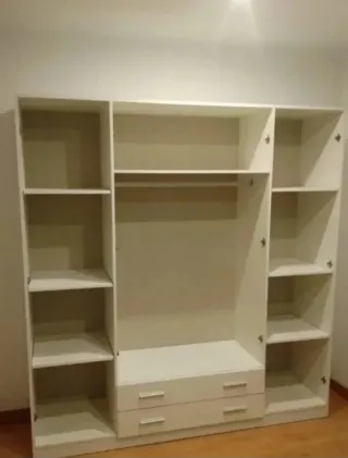 Armario modular con estanterías y cajones