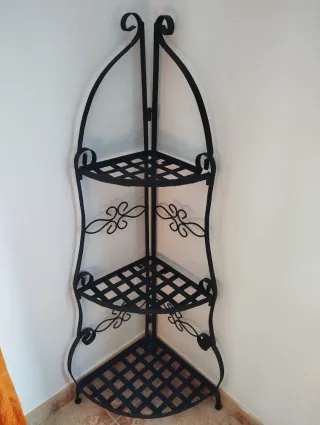 Rinconera forja negra 132cm 3 estantes