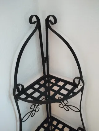 Rinconera forja negra 132cm 3 estantes