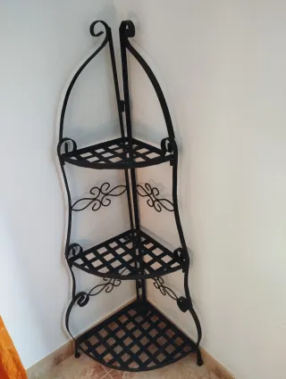 Rinconera forja negra 132cm 3 estantes