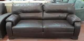 Sofá de piel tres plazas marrón oscuro.