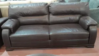 Sofá de piel tres plazas marrón oscuro.