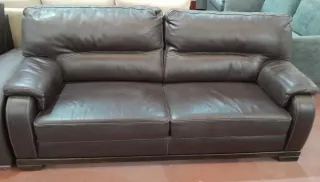Sofá de piel tres plazas marrón oscuro.