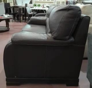 Sofá de piel tres plazas marrón oscuro.