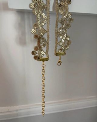 Gargantilla dorada con lentejuelas