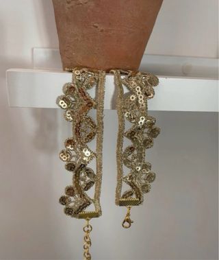 Gargantilla dorada con lentejuelas