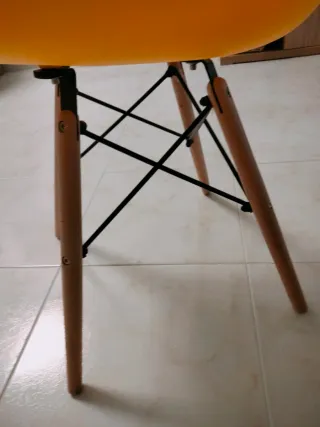 Silla amarilla de plástico y madera