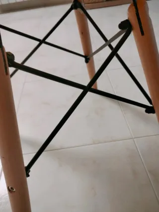 Silla amarilla de plástico y madera
