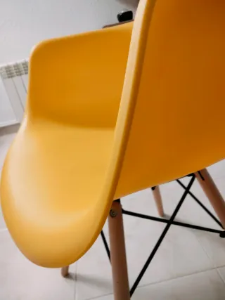 Silla amarilla de plástico y madera