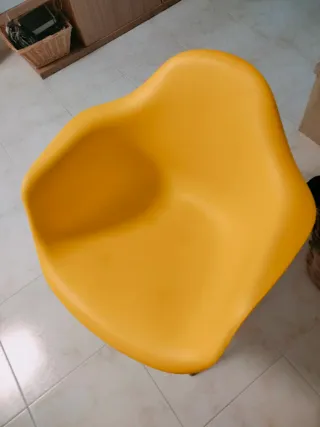 Silla amarilla de plástico y madera