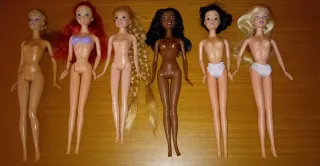 Set di 5 bambole Principesse Disney e Barbie con abiti Barbie