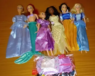 Set di 5 bambole Principesse Disney e Barbie con abiti Barbie
