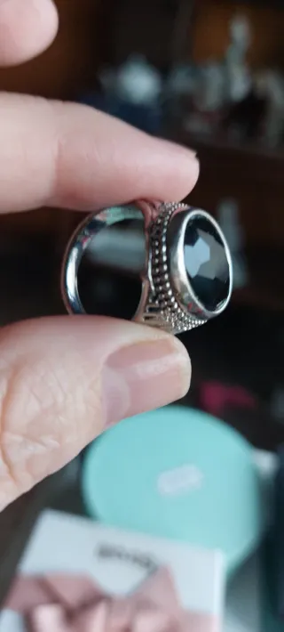 Anillo de acero con piedra negra.