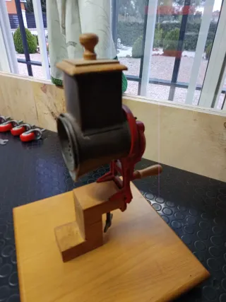 Máquina de rallar pan antigua