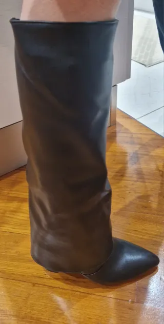 Stivali neri in pelle con tacco