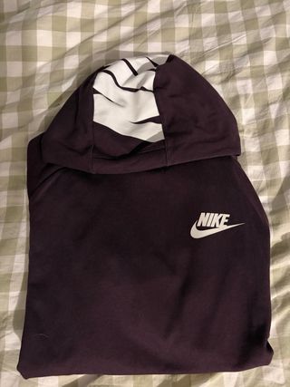 Sudadera Nike morada hombre con logo en capucha.