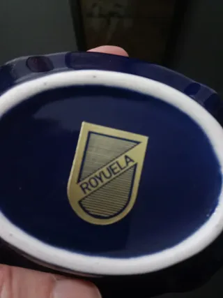 Bandeja de cerámica azul y oro