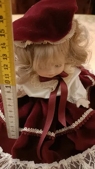 Bambola porcellana vestito bordeaux