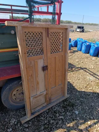Puerta alacena antigua con celosía de madera