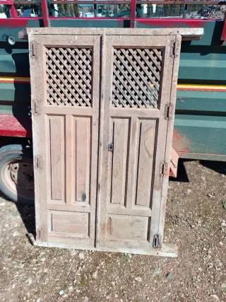 Puerta alacena antigua con celosía de madera