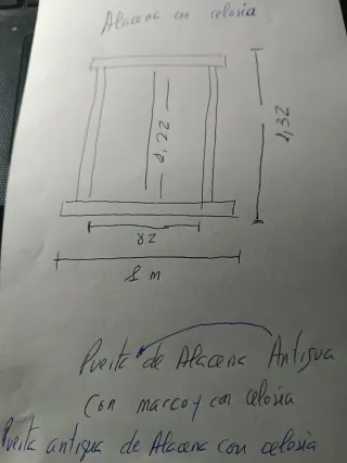 Puerta alacena antigua con celosía de madera