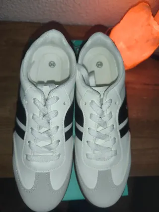 Zapatillas deportivas blancas y negras