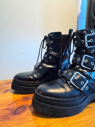 Botas negras con hebillas y plataforma