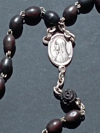 Rosario Lourdes. Cruz e imagen de la Virgen. Plata