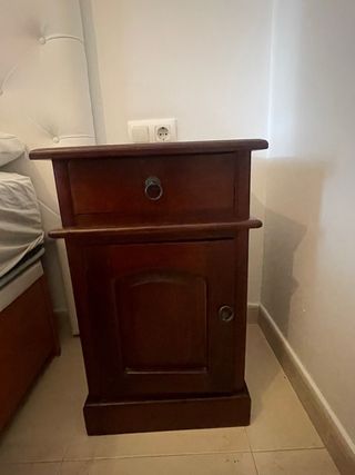 Mesita de noche de madera