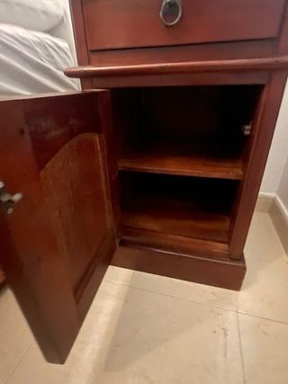 Mesita de noche de madera