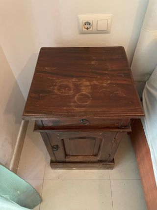 Mesita de noche de madera