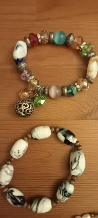 Cassetto portagioie e 4 braccialetti in minerali