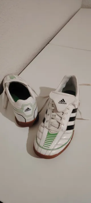 Deportivas fútbol sala Adidas blancas y verdes