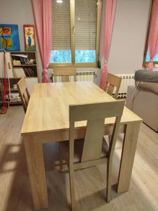 Mesa comedor y 4 sillas madera clara
