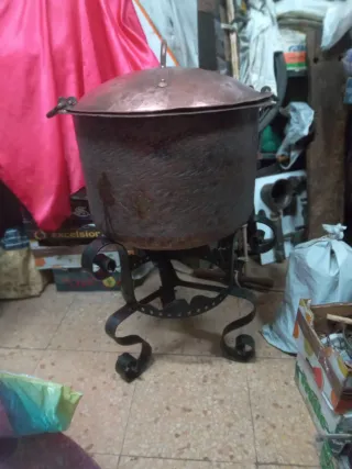Caldero de cobre antiguo con soporte