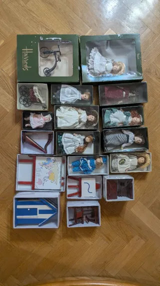 Lotto di bambole da collezione con accessori