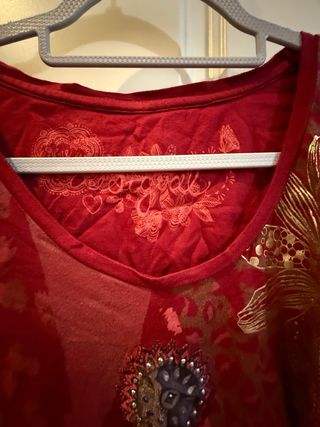 Camiseta Desigual Roja y Dorada