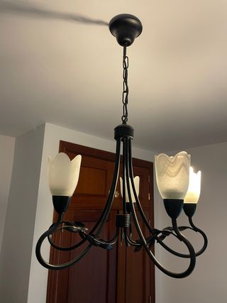 Lámpara de forja negra con tulipas