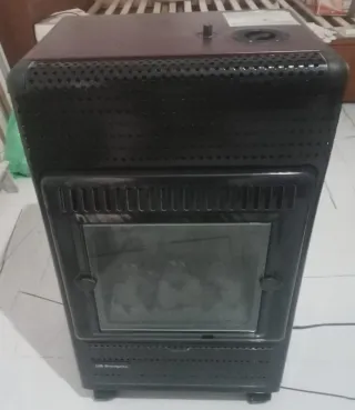Estufa de gas negra con cristal