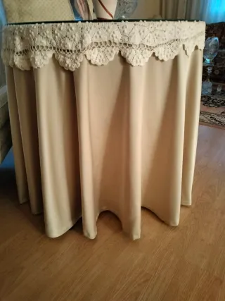 Mesa redonda cristal y tela beige