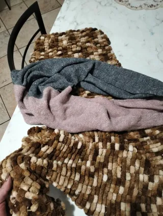 2 sciarpe marroni e grigie