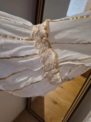 Vestido Boho Blanco con Detalles Dorados