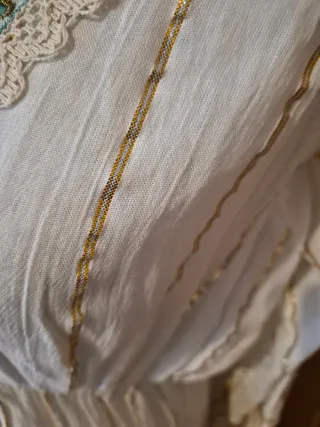 Vestido Boho Blanco con Detalles Dorados