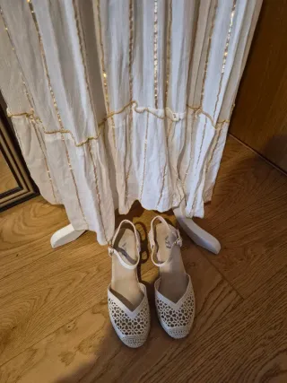 Vestido Boho Blanco con Detalles Dorados
