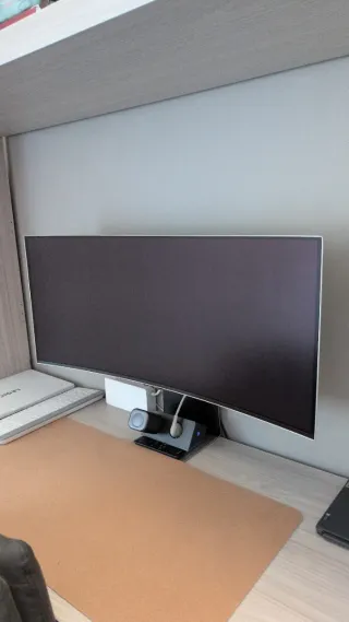 Monitor Samsung OLED 34 pollici