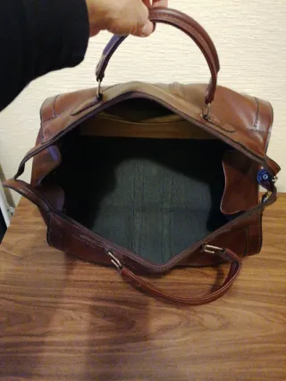 Maleta blanda de piel marrón